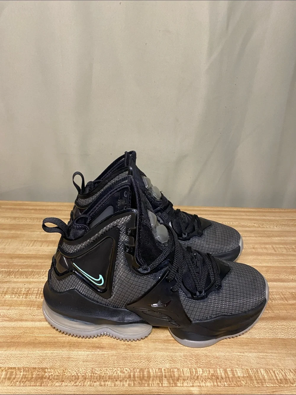 Nike LeBron 19 EP Hi Top Basketball Shoes Black Green Glow size 5.5Y